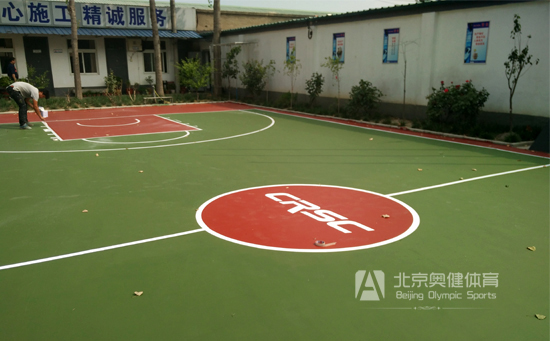 單位院內(nèi)新建一片塑膠硅pu籃球場(chǎng)