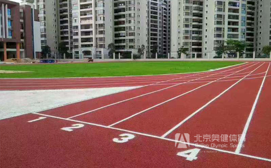 操場塑膠跑道的價格還與塑膠跑道的標(biāo)準(zhǔn)有關(guān)
