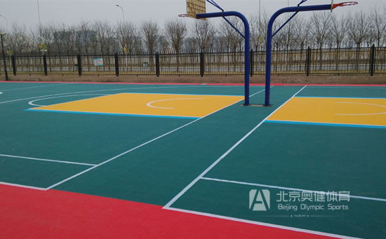 籃球場也是懸浮地板卡通圖案的拼裝，