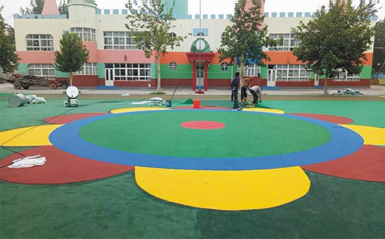 epdm塑膠顆粒也稱為三元乙丙膠顆粒與膠水粘合而成