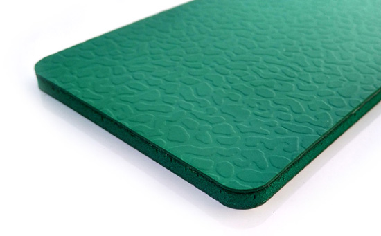 常見(jiàn)羽毛球場(chǎng)地地膠尺寸為：1.42米*15米，1.8*15米，1.8米*16米三種尺寸規(guī)格