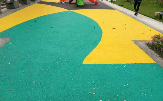 社區(qū)兒童活動(dòng)場塑膠跑道圖片