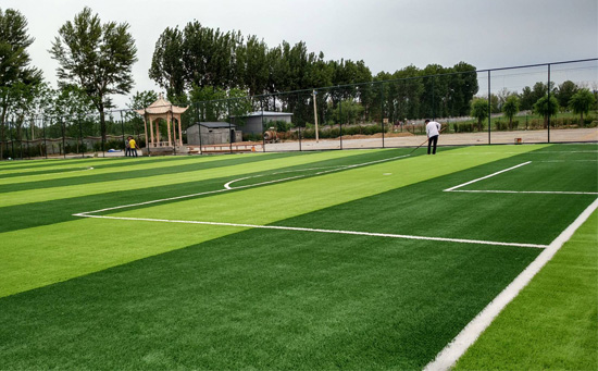 人造草坪粘接膠表干大約8成，判斷標(biāo)準(zhǔn)以不粘手為宜，