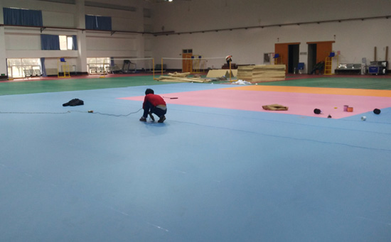 羽毛球場塑膠地板的鋪裝—粘貼