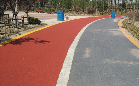 塑膠健身步道是指在公園、體育場(chǎng)館等公共場(chǎng)合設(shè)置的