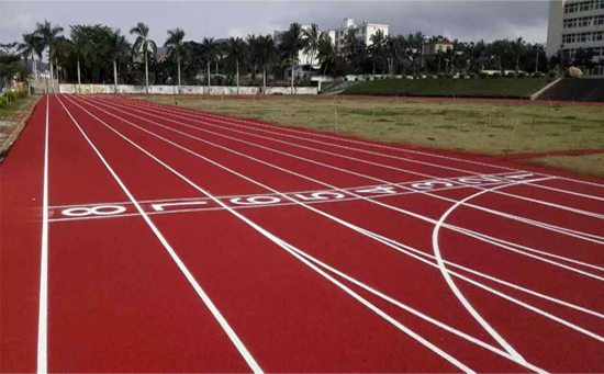 噴涂跑道線在劃線前要清洗場(chǎng)地再用白色面漆 噴涂跑道線在劃線前要清洗場(chǎng)地再用白色面漆