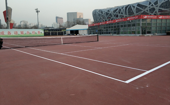 掛網后的塑膠網球場圖片