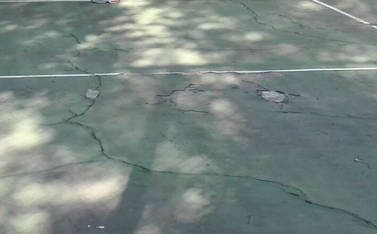 硅pu籃球場面層整場破損嚴重